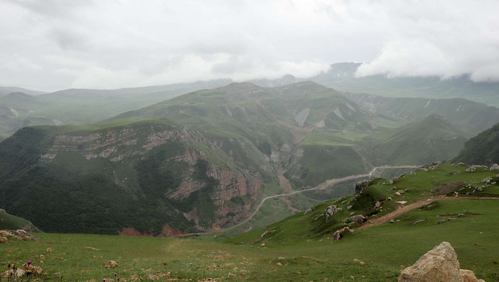 Какие села требует азербайджан. Гянджа горы. Баку горы. Азербайджанские села. Баку горы фото.