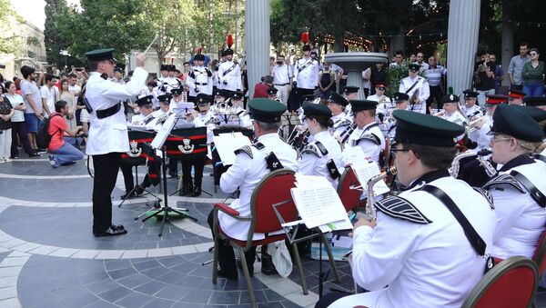 Парад военных оркестров Азербайджана и Великобритании в Баку - Sputnik Азербайджан