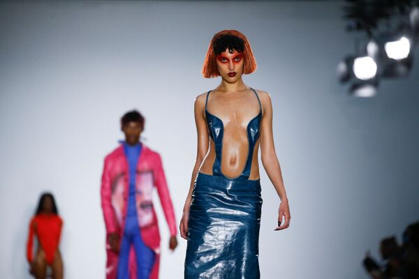 Модели представляют коллекцию на шоу Fashion East на мужской неделе моды в Лондоне, Великобритания - Sputnik Азербайджан