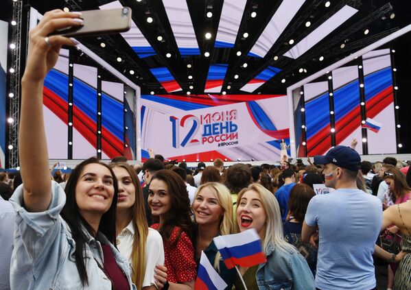 Девушки на праздничном концерте на Красной площади по случаю празднования Дня России - Sputnik Азербайджан