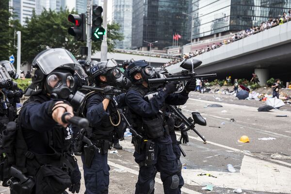 Полиция во время столкновений с демонстрантами в Гонконге - Sputnik Азербайджан