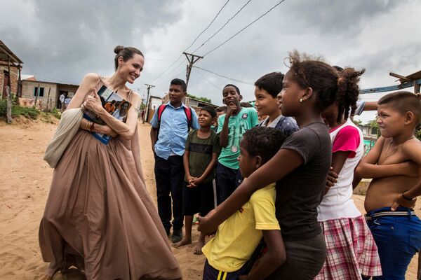 Специальный посланник Управления ООН по делам беженцев актриса Анжелина Джоли беседует с детьми в Риоача, Колумбия - Sputnik Азербайджан