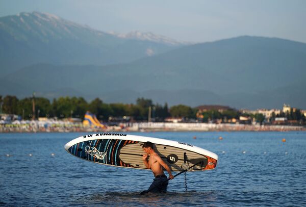 Мужчина с доской для саб-серфинга в районе Имеретинской низменности города Сочи - Sputnik Азербайджан