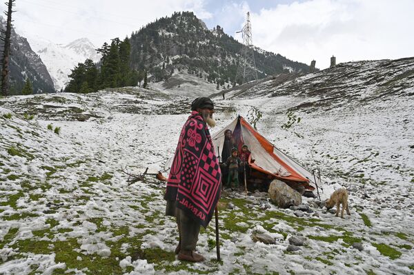 Кашмирские кочевники в палатке после снегопада в поселении Сонмарг, Индия - Sputnik Азербайджан