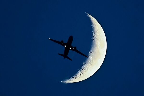 Самолет Airbus A320 на фоне растущей Луны - Sputnik Азербайджан