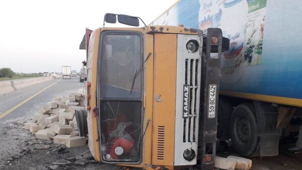 В Кюрдамире грузовой автомобиль врезался в Камаз и перевернул его - Sputnik Azərbaycan