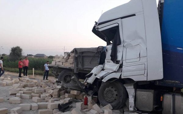 В Кюрдамире грузовой автомобиль врезался в Камаз и перевернул его - Sputnik Азербайджан