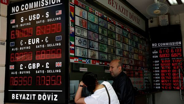 Люди меняют деньги в обменном пункте в Стамбуле, Турция - Sputnik Azərbaycan