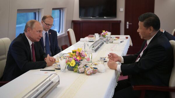 Президент РФ Владимир Путин и председатель КНР Си Цзиньпин едут на электропоезде в Тяньцзинь - Sputnik Azərbaycan