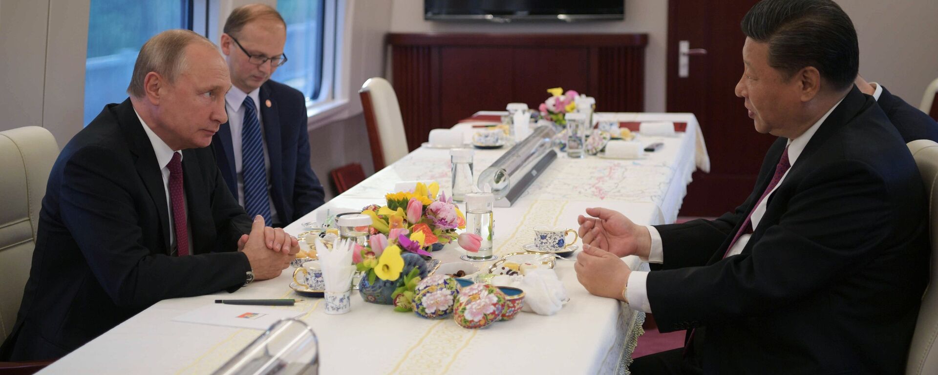 Президент РФ Владимир Путин и председатель КНР Си Цзиньпин едут на электропоезде в Тяньцзинь - Sputnik Azərbaycan, 1920, 26.03.2023