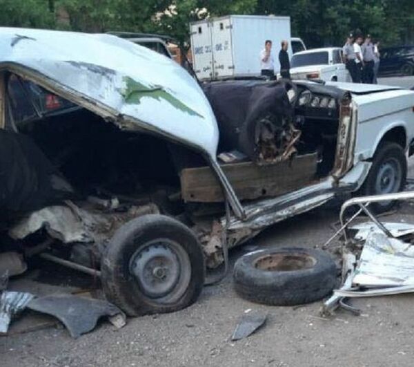 Ад на дорогах: в Евлахе грузовик снес крышу ВАЗ, в Баку трезвый водитель сбил человека - Sputnik Азербайджан