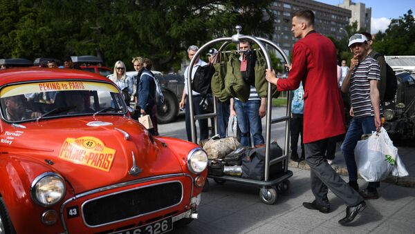 Автомобиль Morris Minor (1959 г.), участвующий в международном ралли на старинных автомобилях Пекин - Париж 2019 - Sputnik Азербайджан