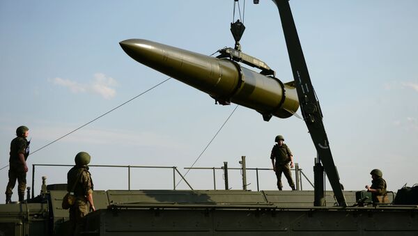 Развёртывание оперативно-тактического ракетного комплекса Искандер-М - Sputnik Azərbaycan