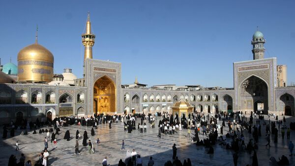 Мечеть Имама Резы, восьмого имама-шиита и внука пророка Мухаммеда в Мешхеде, 900 км (540 миль) в северо-восточной части Тегерана, Иран - Sputnik Азербайджан