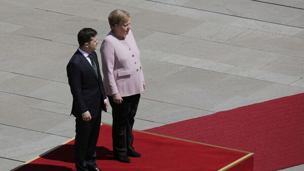 Канцлер Германии Ангела Меркель стоит рядом с президентом Украины Владимиром Зеленским во время встречи в канцелярии в Берлине, Германия - Sputnik Azərbaycan