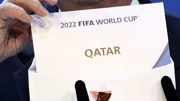 Президент ФИФА Йозеф Блаттер открывает конверт, чтобы показать, что Катар примет чемпионат мира по футболу 2022 года в штаб-квартире ФИФА в Цюрихе - Sputnik Azərbaycan