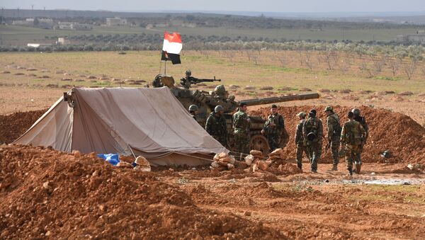 Военнослужащие сирийской армии во время учений на передовых позициях в районе города Манбидж в провинции Алеппо - Sputnik Azərbaycan