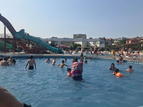 Скрытая угроза, или Чем чревато купание в летних бассейнах? Скрытая угроза, или Чем чревато купание в летних бассейнах? - Sputnik Азербайджан