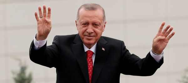 Президент Турции Тайип Эрдоган приветствует своих сторонников во время церемонии в Стамбуле, Турция Президент Турции Тайип Эрдоган приветствует своих сторонников во время церемонии в Стамбуле, Турция - Sputnik Азербайджан