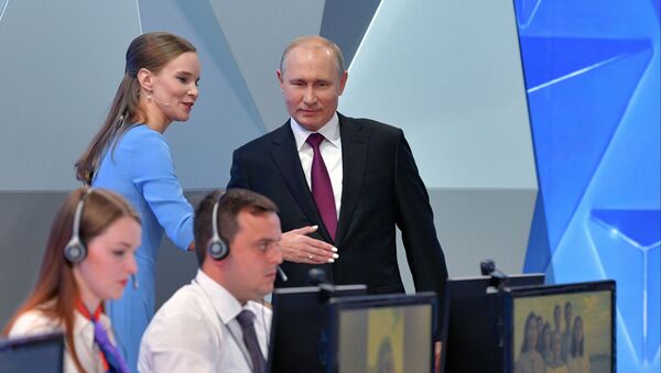 Прямая линия с президентом РФ Владимиром Путиным - Sputnik Азербайджан