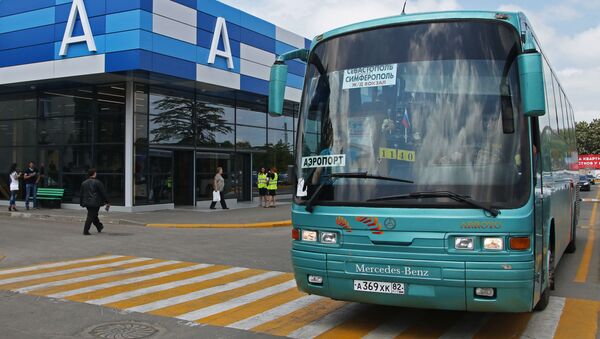 Автобус у терминала аэропорта Симферополь - Sputnik Азербайджан