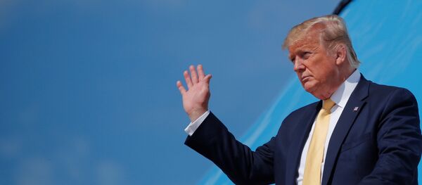 Президент США Дональд Трамп машет рукой Президент США Дональд Трамп машет рукой - Sputnik Азербайджан
