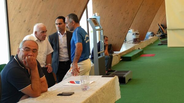 Намик Абдуллаев и Ариф Абдуллаев беседуют с Ягубом Мамедовым, под руководством которого завоевывали медали Олимпийских игр и чемпионатов мира и Европы - Sputnik Азербайджан