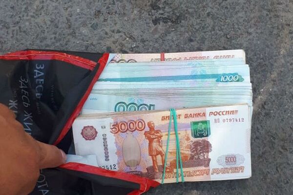 Азербайджанец вернул россиянину потерянный миллион рублей Азербайджанец вернул россиянину потерянный миллион рублей - Sputnik Азербайджан