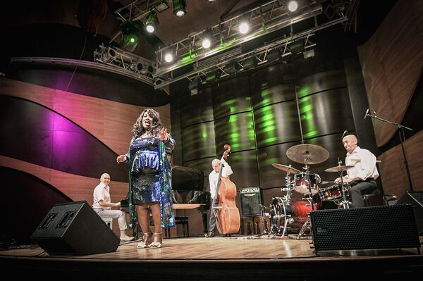 Концерт американской джазовой певицы Дениз Кинг в Баку - Sputnik Азербайджан