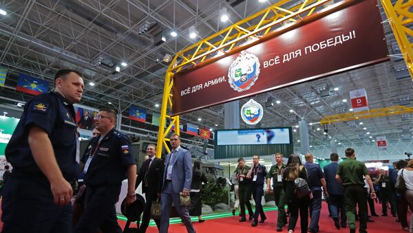 Посетители экспозиции IV Международного военно-технического форума Армия-2018 - Sputnik Азербайджан