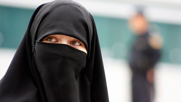 Мусульманка, последовательница ваххабитского пути радикального ислама, идет по улице - Sputnik Азербайджан