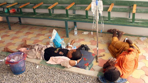 Страдающие от холеры лежат на полу центра лечения холеры в северо-западной провинции Хаджжа Йемена - Sputnik Azərbaycan