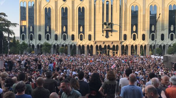 В Тбилиси возобновилась масштабная акция протеста В Тбилиси возобновилась масштабная акция протеста - Sputnik Азербайджан