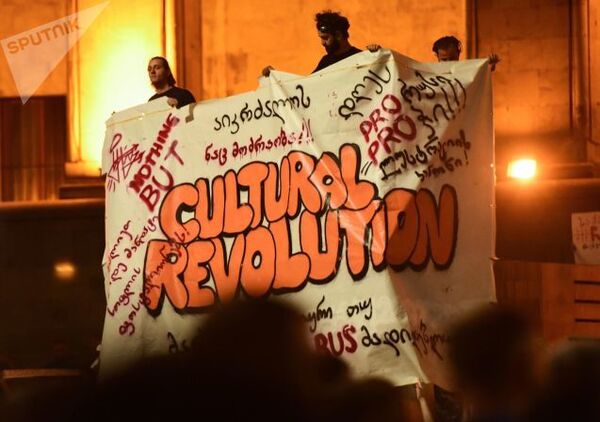 Митингующие в Тбилиси выдвинули новый ультиматум Митингующие в Тбилиси выдвинули новый ультиматум - Sputnik Азербайджан