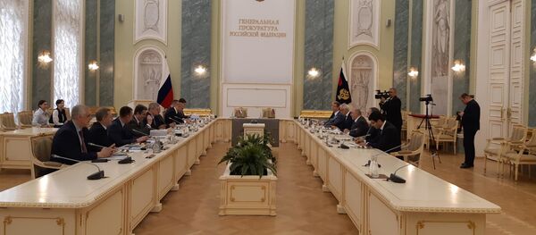 Генеральные прокуроры Азерьбайджана и России Закир Гаралов и Юрий Чайка обсудили вопросы сотрудничества в сфере борьбы с терроризмом Генеральные прокуроры Азерьбайджана и России Закир Гаралов и Юрий Чайка обсудили вопросы сотрудничества в сфере борьбы с терроризмом - Sputnik Азербайджан