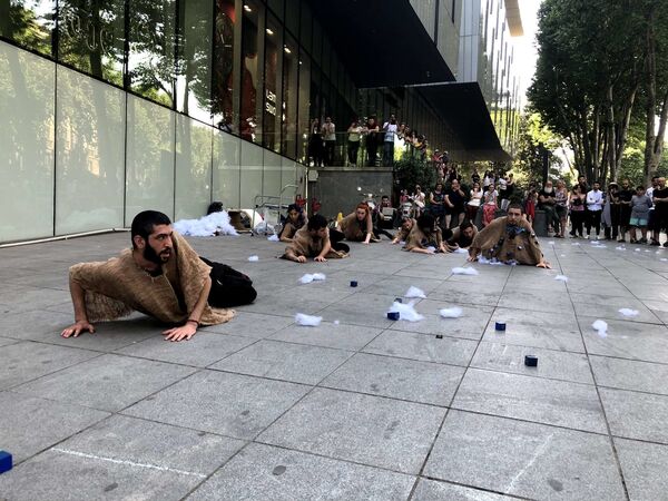 Митинги не помеха: азербайджанцы показали в бурлящем Тбилиси уличный перформанс Митинги не помеха: азербайджанцы показали в бурлящем Тбилиси уличный перформанс - Sputnik Азербайджан