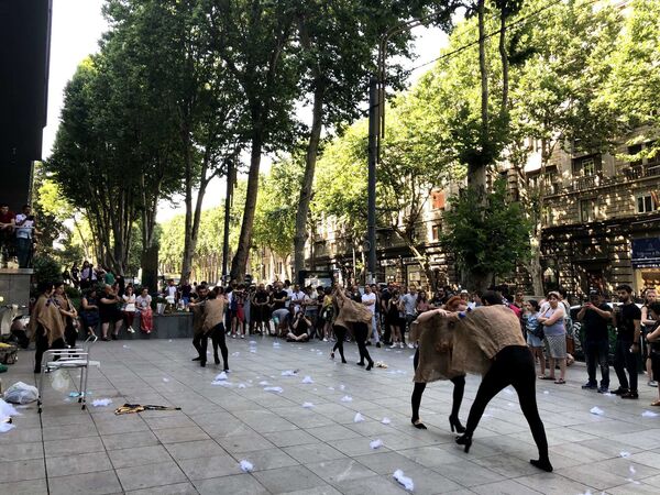 Митинги не помеха: азербайджанцы показали в бурлящем Тбилиси уличный перформанс Митинги не помеха: азербайджанцы показали в бурлящем Тбилиси уличный перформанс - Sputnik Азербайджан