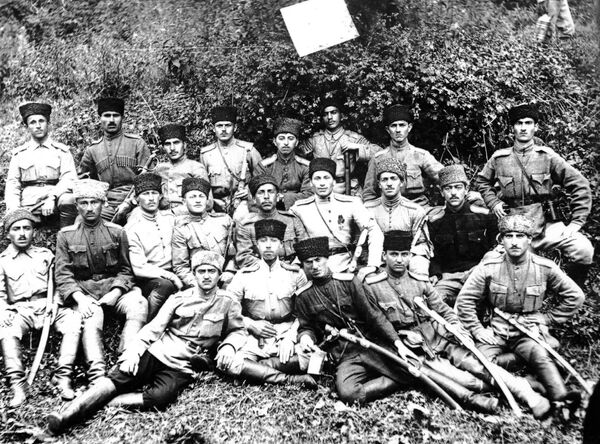 Офицерство, продлившееся всего три дня: по следам фотографий столетней давности Офицерство, продлившееся всего три дня: по следам фотографий столетней давности - Sputnik Азербайджан