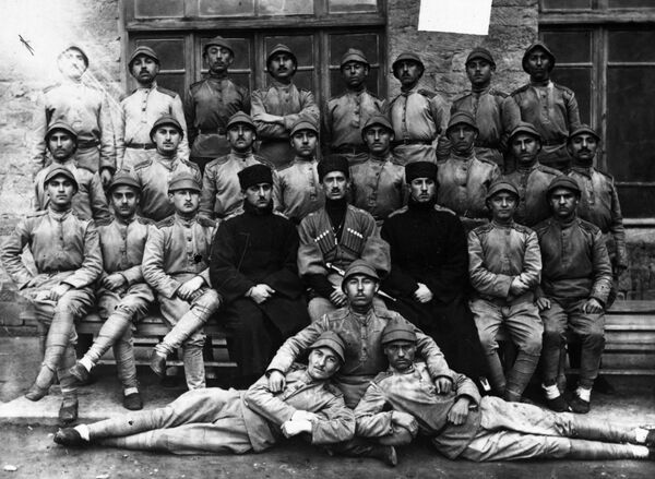 Офицерство, продлившееся всего три дня: по следам фотографий столетней давности Офицерство, продлившееся всего три дня: по следам фотографий столетней давности - Sputnik Азербайджан