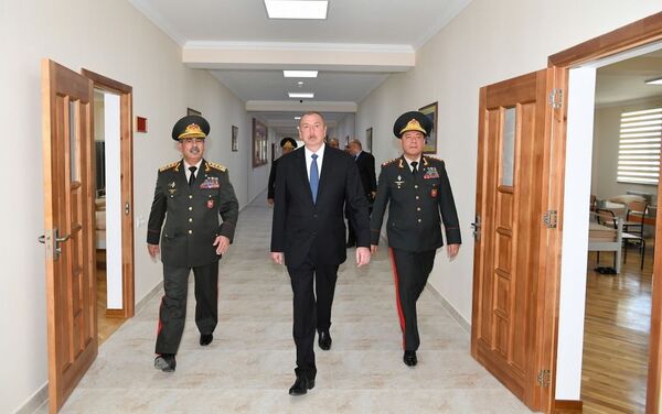 Президент Ильхам Алиев ознакомился с условиями, созданными после реконструкции в Военном лицее имени Джамшида Нахчыванского - Sputnik Азербайджан