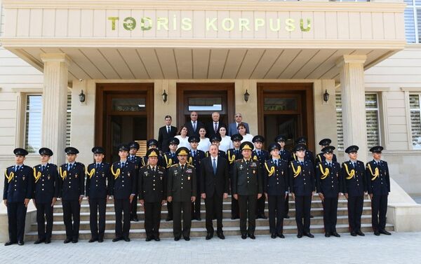 Президент Ильхам Алиев ознакомился с условиями, созданными после реконструкции в Военном лицее имени Джамшида Нахчыванского - Sputnik Азербайджан