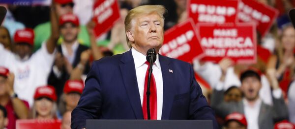 Президент США Дональд Трамп на встрече с избирателями в Орландо (штат Флорида) Президент США Дональд Трамп на встрече с избирателями в Орландо (штат Флорида) - Sputnik Азербайджан