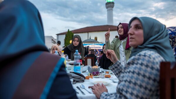 Мусульмане соблюдающие пост в священный месяц Рамазан ждут Азан, фото фото из архива - Sputnik Azərbaycan