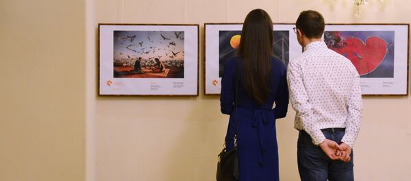 Посетители на открытии выставки победителей IV Международного конкурса фотожурналистики имени Андрея Стенина в Праге, фото из архива - Sputnik Азербайджан