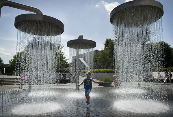 Ребенок у фонтана в Вильнюсе, Литва - Sputnik Azərbaycan