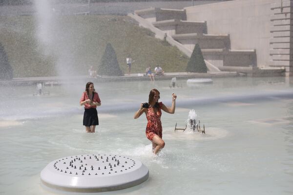 Девушки освежаются в фонтане в Париже, Франиция - Sputnik Azərbaycan
