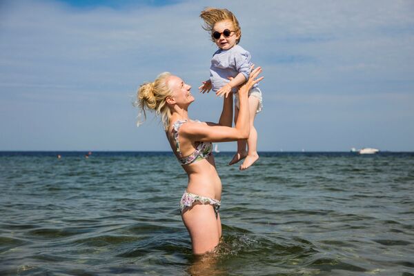 Женщина с ребенком купаются в Амагерском пляж в Копенгагене, Дания - Sputnik Azərbaycan
