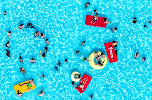 Люди отдыхают в бассейне в Ганновере, Германия - Sputnik Azərbaycan