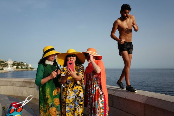 Туристы во время селфи в Ницце  - Sputnik Azərbaycan