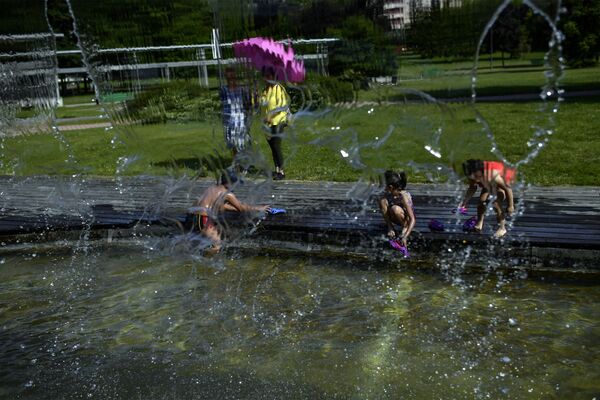 Жители охлаждаются в фонтане в Испании  - Sputnik Azərbaycan